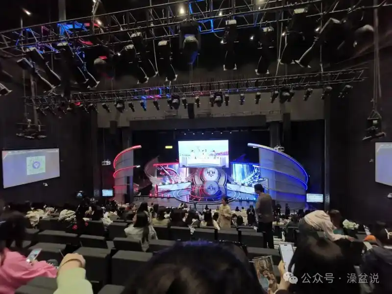2024悄悄过去2025咻咻来了